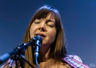 Kate Ellis (chant, guitar),  Andy Hobsbawm (guitare, chant),  Joseph Paxton (violon) et Manuto (drobo, weissenborn)
