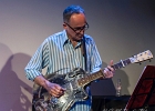 Kate Ellis (chant, guitar),  Andy Hobsbawm (guitare, chant),  Joseph Paxton (violon) et Manuto (drobo, weissenborn)