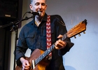 Kate Ellis (chant, guitar),  Andy Hobsbawm (guitare, chant),  Joseph Paxton (violon) et Manuto (drobo, weissenborn)