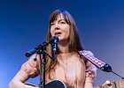 Kate Ellis (chant, guitar),  Andy Hobsbawm (guitare, chant),  Joseph Paxton (violon) et Manuto (drobo, weissenborn)