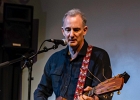 Kate Ellis (chant, guitar),  Andy Hobsbawm (guitare, chant),  Joseph Paxton (violon) et Manuto (drobo, weissenborn)