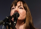 Kate Ellis (chant, guitar),  Andy Hobsbawm (guitare, chant),  Joseph Paxton (violon) et Manuto (drobo, weissenborn)
