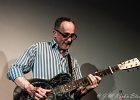 Kate Ellis (chant, guitar),  Andy Hobsbawm (guitare, chant),  Joseph Paxton (violon) et Manuto (drobo, weissenborn)