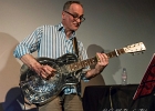 Kate Ellis (chant, guitar),  Andy Hobsbawm (guitare, chant),  Joseph Paxton (violon) et Manuto (drobo, weissenborn)