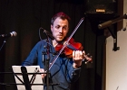Kate Ellis (chant, guitar),  Andy Hobsbawm (guitare, chant),  Joseph Paxton (violon) et Manuto (drobo, weissenborn)