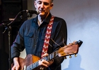 Kate Ellis (chant, guitar),  Andy Hobsbawm (guitare, chant),  Joseph Paxton (violon) et Manuto (drobo, weissenborn)