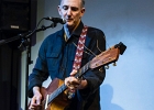 Kate Ellis (chant, guitar),  Andy Hobsbawm (guitare, chant),  Joseph Paxton (violon) et Manuto (drobo, weissenborn)