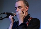 Kate Ellis (chant, guitar),  Andy Hobsbawm (guitare, chant),  Joseph Paxton (violon) et Manuto (drobo, weissenborn)