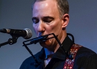 Kate Ellis (chant, guitar),  Andy Hobsbawm (guitare, chant),  Joseph Paxton (violon) et Manuto (drobo, weissenborn)
