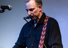 Kate Ellis (chant, guitar),  Andy Hobsbawm (guitare, chant),  Joseph Paxton (violon) et Manuto (drobo, weissenborn)