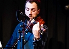 Kate Ellis (chant, guitar),  Andy Hobsbawm (guitare, chant),  Joseph Paxton (violon) et Manuto (drobo, weissenborn)