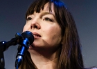 Kate Ellis (chant, guitar),  Andy Hobsbawm (guitare, chant),  Joseph Paxton (violon) et Manuto (drobo, weissenborn)