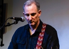 Kate Ellis (chant, guitar),  Andy Hobsbawm (guitare, chant),  Joseph Paxton (violon) et Manuto (drobo, weissenborn)