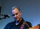 Kate Ellis (chant, guitar),  Andy Hobsbawm (guitare, chant),  Joseph Paxton (violon) et Manuto (drobo, weissenborn)
