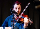 Kate Ellis (chant, guitar),  Andy Hobsbawm (guitare, chant),  Joseph Paxton (violon) et Manuto (drobo, weissenborn)
