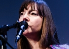 Kate Ellis (chant, guitar),  Andy Hobsbawm (guitare, chant),  Joseph Paxton (violon) et Manuto (drobo, weissenborn)