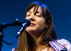 Kate Ellis (chant, guitar),  Andy Hobsbawm (guitare, chant),  Joseph Paxton (violon) et Manuto (drobo, weissenborn)