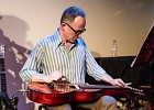 Kate Ellis (chant, guitar),  Andy Hobsbawm (guitare, chant),  Joseph Paxton (violon) et Manuto (drobo, weissenborn)