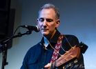 Kate Ellis (chant, guitar),  Andy Hobsbawm (guitare, chant),  Joseph Paxton (violon) et Manuto (drobo, weissenborn)