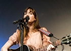 Kate Ellis (chant, guitar),  Andy Hobsbawm (guitare, chant),  Joseph Paxton (violon) et Manuto (drobo, weissenborn)