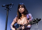 Kate Ellis (chant, guitar),  Andy Hobsbawm (guitare, chant),  Joseph Paxton (violon) et Manuto (drobo, weissenborn)