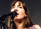 Kate Ellis (chant, guitar),  Andy Hobsbawm (guitare, chant),  Joseph Paxton (violon) et Manuto (drobo, weissenborn)