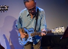 Kate Ellis (chant, guitar),  Andy Hobsbawm (guitare, chant),  Joseph Paxton (violon) et Manuto (drobo, weissenborn)