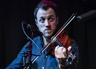 Kate Ellis (chant, guitar),  Andy Hobsbawm (guitare, chant),  Joseph Paxton (violon) et Manuto (drobo, weissenborn)