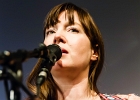 Kate Ellis (chant, guitar),  Andy Hobsbawm (guitare, chant),  Joseph Paxton (violon) et Manuto (drobo, weissenborn)