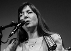 Kate Ellis (chant, guitar),  Andy Hobsbawm (guitare, chant),  Joseph Paxton (violon) et Manuto (drobo, weissenborn)