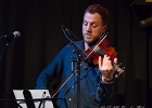 Kate Ellis (chant, guitar),  Andy Hobsbawm (guitare, chant),  Joseph Paxton (violon) et Manuto (drobo, weissenborn)