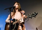 Kate Ellis (chant, guitar),  Andy Hobsbawm (guitare, chant),  Joseph Paxton (violon) et Manuto (drobo, weissenborn)