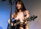 Kate Ellis (chant, guitar),  Andy Hobsbawm (guitare, chant),  Joseph Paxton (violon) et Manuto (drobo, weissenborn)