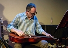 Kate Ellis (chant, guitar),  Andy Hobsbawm (guitare, chant),  Joseph Paxton (violon) et Manuto (drobo, weissenborn)