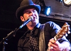 Manu Lanvin (chant, guitare), Gabriel Barry (contrebasse), Jimmy Montout (batterie)