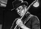 Manu Lanvin (chant, guitare), Gabriel Barry (contrebasse), Jimmy Montout (batterie)