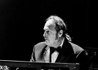 IMG 5554  Roy Ganes (guitar, chant), David Melton (guitare), Richard Reed (basse),  James Paxson (batterie), Joe Cambpell  (trompette), Lawrence Kincherlow (sax ténor). : 2015, BLUES, CONCERT, ROCK, ROY GAINES AND HIS TUXEDO BLUES ORCHESTRA, TREMBLAY EN FRANCE