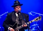 IMG 5558  Roy Ganes (guitar, chant), David Melton (guitare), Richard Reed (basse),  James Paxson (batterie), Joe Cambpell  (trompette), Lawrence Kincherlow (sax ténor). : 2015, BLUES, CONCERT, ROCK, ROY GAINES AND HIS TUXEDO BLUES ORCHESTRA, TREMBLAY EN FRANCE