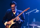 IMG 5564  Roy Ganes (guitar, chant), David Melton (guitare), Richard Reed (basse),  James Paxson (batterie), Joe Cambpell  (trompette), Lawrence Kincherlow (sax ténor). : 2015, BLUES, CONCERT, ROCK, ROY GAINES AND HIS TUXEDO BLUES ORCHESTRA, TREMBLAY EN FRANCE