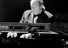 IMG 5567  Roy Ganes (guitar, chant), David Melton (guitare), Richard Reed (basse),  James Paxson (batterie), Joe Cambpell  (trompette), Lawrence Kincherlow (sax ténor). : 2015, BLUES, CONCERT, ROCK, ROY GAINES AND HIS TUXEDO BLUES ORCHESTRA, TREMBLAY EN FRANCE