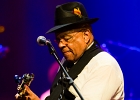 IMG 5583  Roy Ganes (guitar, chant), David Melton (guitare), Richard Reed (basse),  James Paxson (batterie), Joe Cambpell  (trompette), Lawrence Kincherlow (sax ténor). : 2015, BLUES, CONCERT, ROCK, ROY GAINES AND HIS TUXEDO BLUES ORCHESTRA, TREMBLAY EN FRANCE