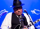 IMG 5588  Roy Ganes (guitar, chant), David Melton (guitare), Richard Reed (basse),  James Paxson (batterie), Joe Cambpell  (trompette), Lawrence Kincherlow (sax ténor). : 2015, BLUES, CONCERT, ROCK, ROY GAINES AND HIS TUXEDO BLUES ORCHESTRA, TREMBLAY EN FRANCE