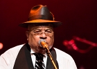 IMG 5593  Roy Ganes (guitar, chant), David Melton (guitare), Richard Reed (basse),  James Paxson (batterie), Joe Cambpell  (trompette), Lawrence Kincherlow (sax ténor). : 2015, BLUES, CONCERT, ROCK, ROY GAINES AND HIS TUXEDO BLUES ORCHESTRA, TREMBLAY EN FRANCE
