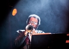 IMG 5600  Roy Ganes (guitar, chant), David Melton (guitare), Richard Reed (basse),  James Paxson (batterie), Joe Cambpell  (trompette), Lawrence Kincherlow (sax ténor). : 2015, BLUES, CONCERT, ROCK, ROY GAINES AND HIS TUXEDO BLUES ORCHESTRA, TREMBLAY EN FRANCE