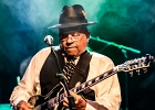 IMG 5608  Roy Ganes (guitar, chant), David Melton (guitare), Richard Reed (basse),  James Paxson (batterie), Joe Cambpell  (trompette), Lawrence Kincherlow (sax ténor). : 2015, BLUES, CONCERT, ROCK, ROY GAINES AND HIS TUXEDO BLUES ORCHESTRA, TREMBLAY EN FRANCE