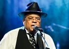 IMG 5618  Roy Ganes (guitar, chant), David Melton (guitare), Richard Reed (basse),  James Paxson (batterie), Joe Cambpell  (trompette), Lawrence Kincherlow (sax ténor). : 2015, BLUES, CONCERT, ROCK, ROY GAINES AND HIS TUXEDO BLUES ORCHESTRA, TREMBLAY EN FRANCE