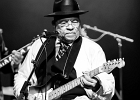 IMG 5621  Roy Ganes (guitar, chant), David Melton (guitare), Richard Reed (basse),  James Paxson (batterie), Joe Cambpell  (trompette), Lawrence Kincherlow (sax ténor). : 2015, BLUES, CONCERT, ROCK, ROY GAINES AND HIS TUXEDO BLUES ORCHESTRA, TREMBLAY EN FRANCE