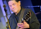 IMG 6747  Chris James (guitare,chant),  Patrick Rynn (basse) , Aki Kumar (harmonica, chant), , Ken Saydak  (claviers, chant),  Melvia &#34;chick&#34; Rogers (chant),   Willie Hayes (batterie) : 2015, BLUES, CHICAGO BLUES FESTIVAL, CONCERT, JAZZ CLUB LIONEL HAMPTON