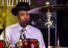 IMG 6760  Chris James (guitare,chant),  Patrick Rynn (basse) , Aki Kumar (harmonica, chant), , Ken Saydak  (claviers, chant),  Melvia &#34;chick&#34; Rogers (chant),   Willie Hayes (batterie) : 2015, BLUES, CHICAGO BLUES FESTIVAL, CONCERT, JAZZ CLUB LIONEL HAMPTON