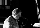 IMG 6775  Chris James (guitare,chant),  Patrick Rynn (basse) , Aki Kumar (harmonica, chant), , Ken Saydak  (claviers, chant),  Melvia &#34;chick&#34; Rogers (chant),   Willie Hayes (batterie) : 2015, BLUES, CHICAGO BLUES FESTIVAL, CONCERT, JAZZ CLUB LIONEL HAMPTON